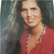 Insegnante scuola elementare impartisce lezioni di matematica ad alunni scuola primaria e secondaria di primo grado